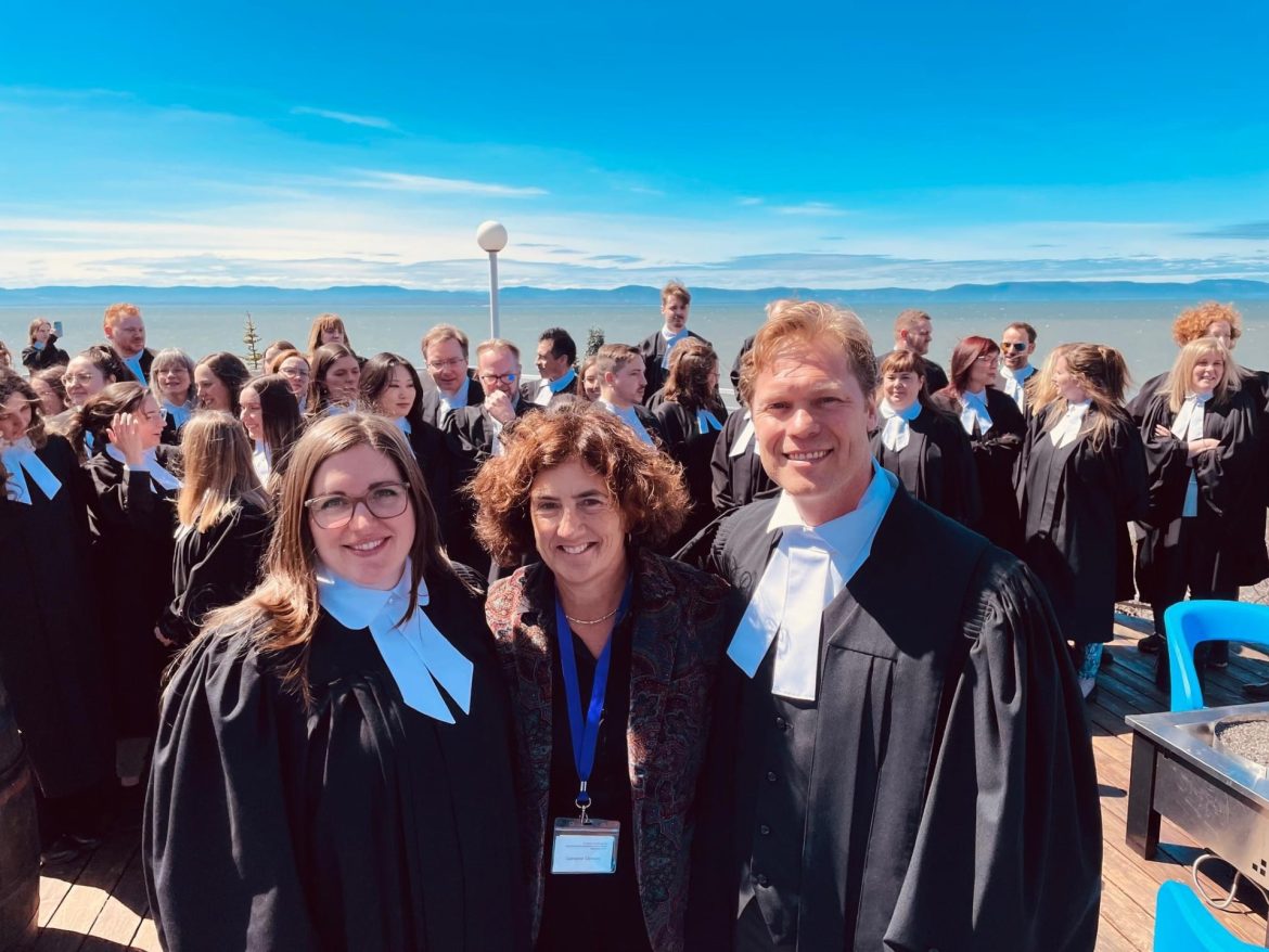 Photo, de gauche à droite, Me Isabelle Gagnon, bâtonnière BSLGIM 2023-2024, Me Catherine Claveau, bâtonnière du Québec, Me Alexis Deschênes, bâtonnier BSLGIM 2024-2025.)