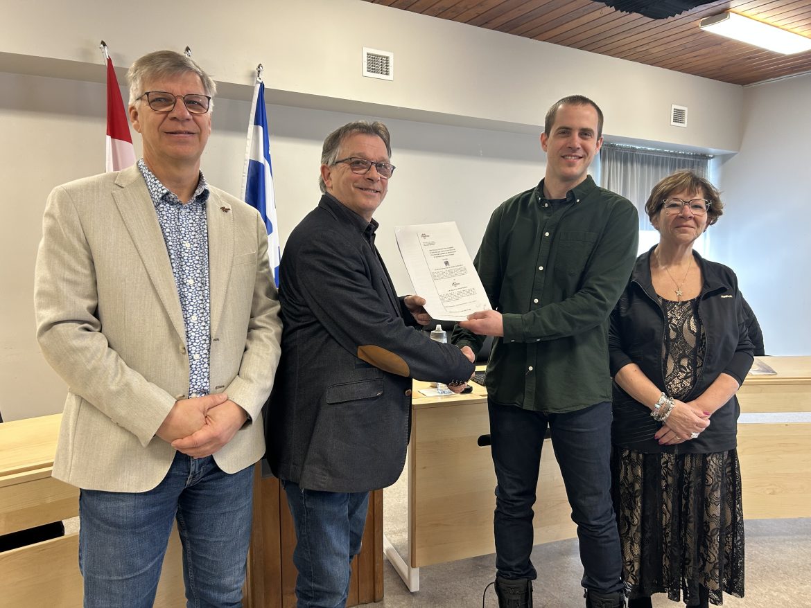 Daniel Langlois, directeur de la Ville de Paspébiac, Marc Loisel, maire de Paspébiac, David Thibault, maire de New Carlisle et Denise Dallain, directrice de la municipalité de New Carlisle