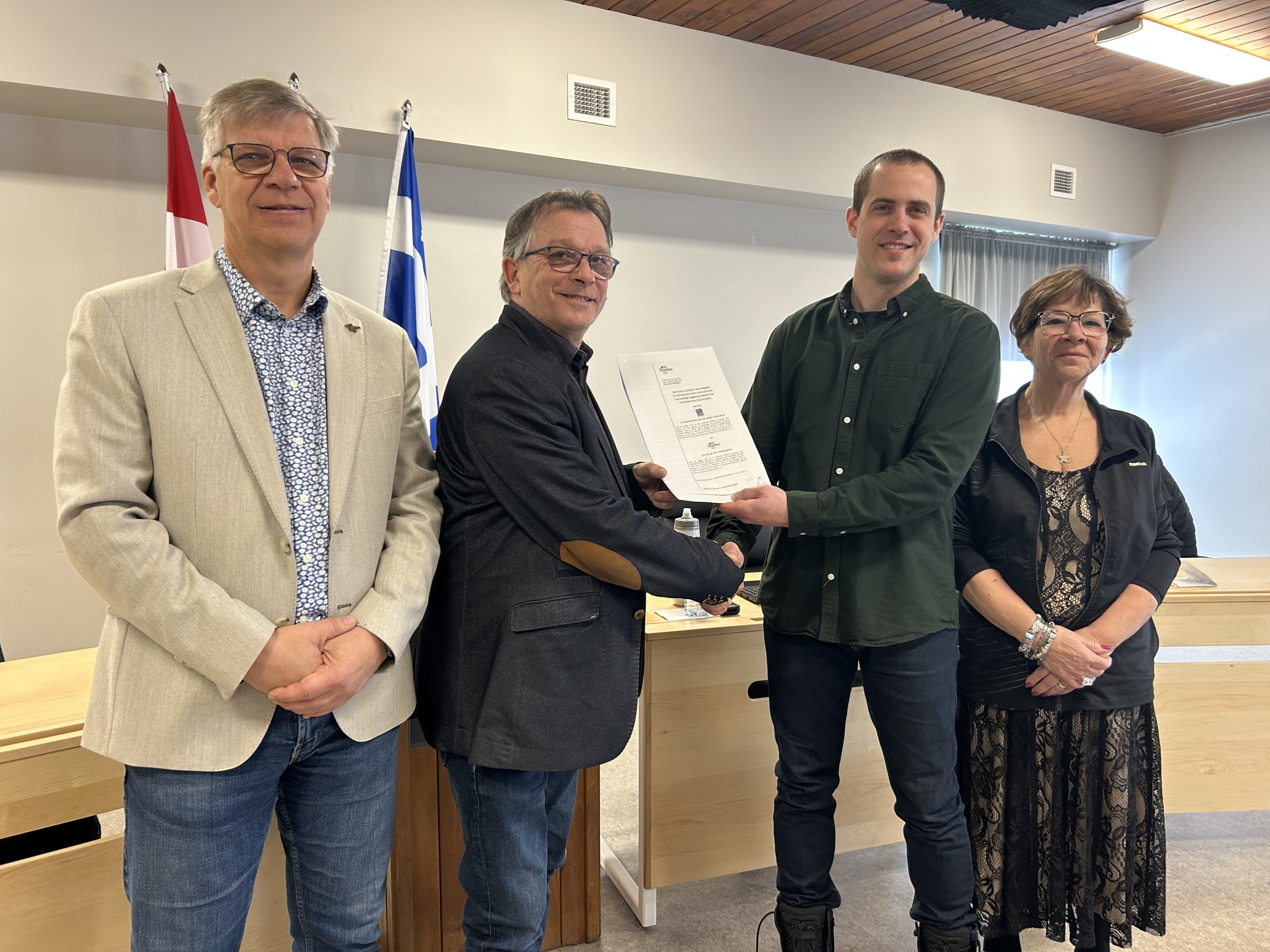 Daniel Langlois, directeur de la Ville de Paspébiac, Marc Loisel, maire de Paspébiac, David Thibault, maire de New Carlisle et Denise Dallain, directrice de la municipalité de New Carlisle