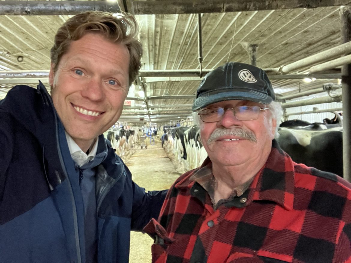 Alexis Deschênes en compagnie de l'ancien ministre du Parti québécois, Marcel Landry, lors de son passage à la ferme du producteur laitier, Normand Barriault, à Carleton mercredi Photo: courtoisie