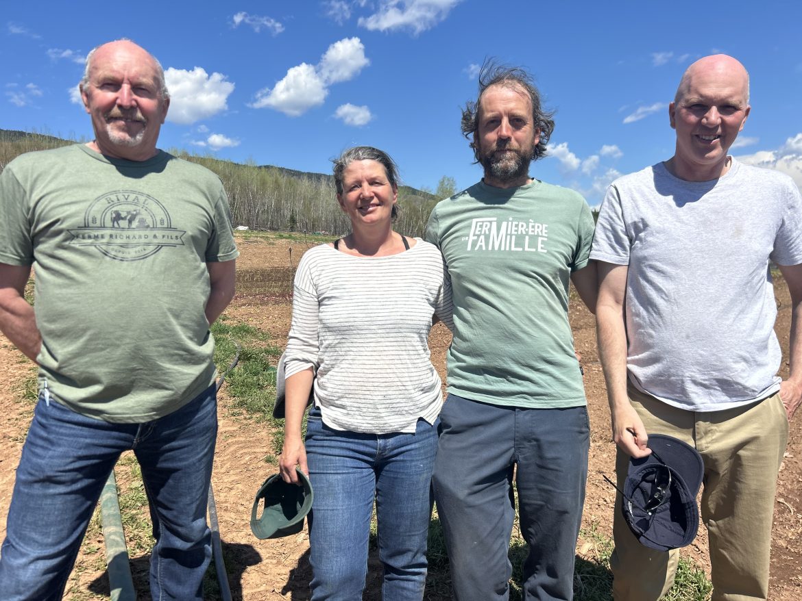 Denis Richard, Mélanie Rousseau, Nicolas Audet et Sylvain Arbour se sont réunis pour lancer la saison agricole Photo: Julie Drapeau