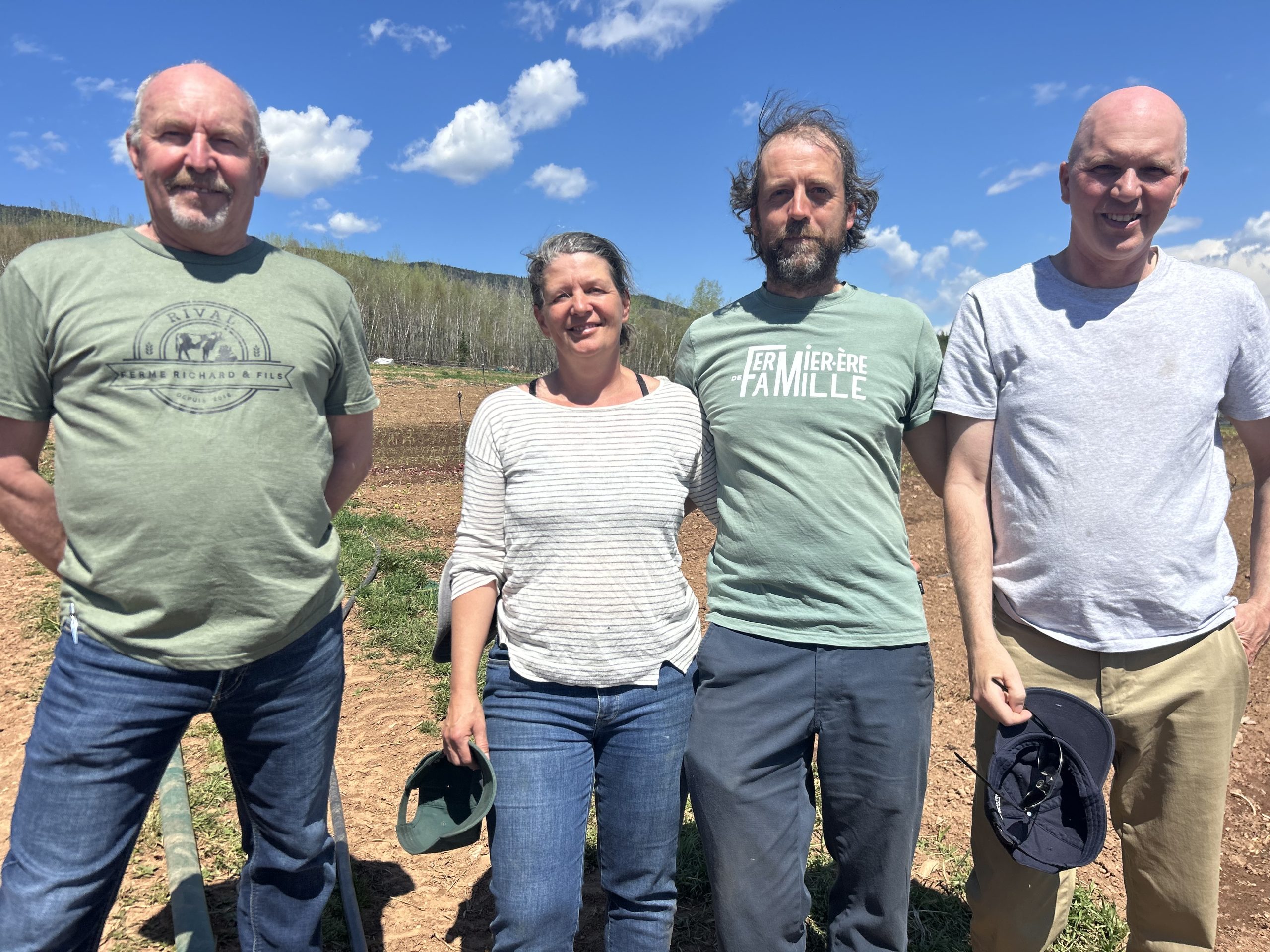 Denis Richard, Mélanie Rousseau, Nicolas Audet et Sylvain Arbour se sont réunis pour lancer la saison agricole Photo: Julie Drapeau