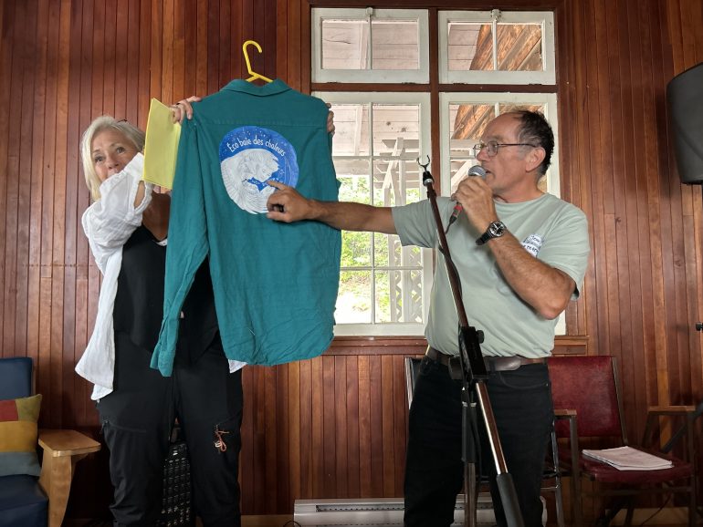 Lisa Mosher et Jean-Marc Beaulieu ont présenté le logo du groupe naissant Eco Baie-des-Chaleurs.